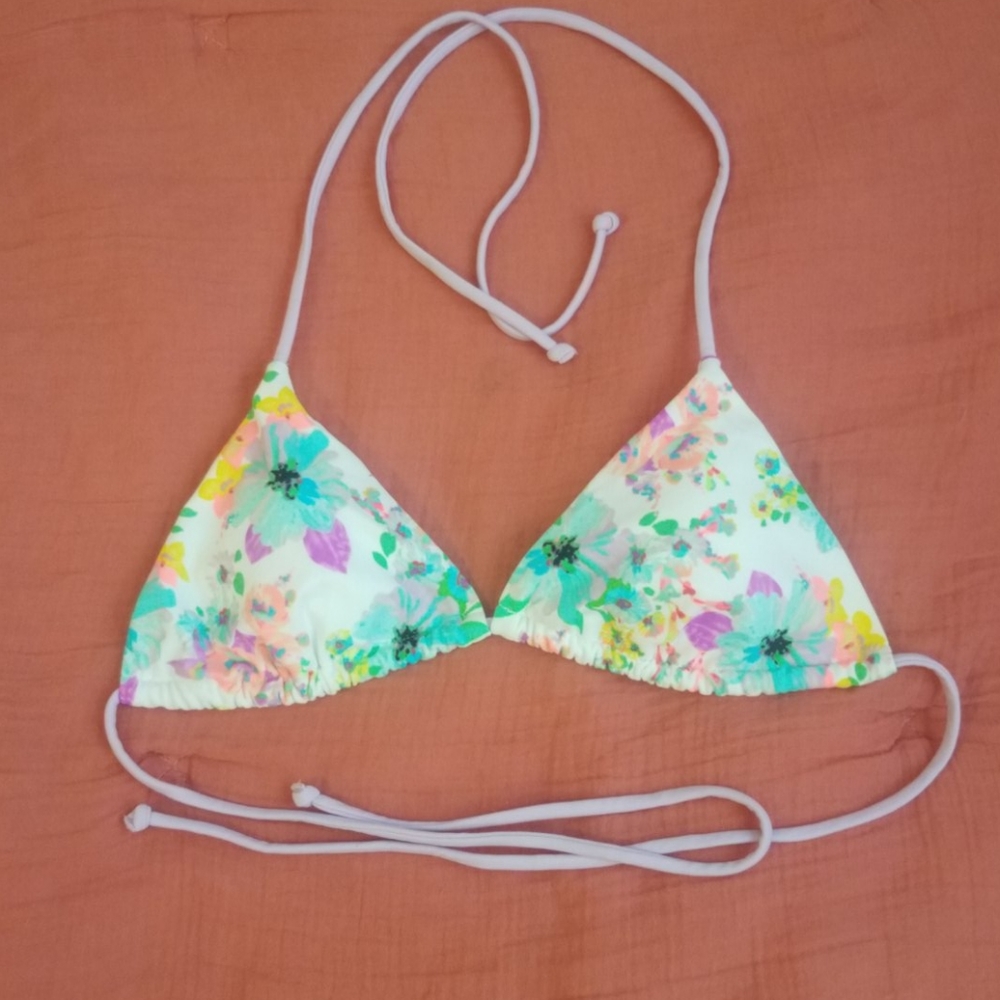 Bikini triangle top